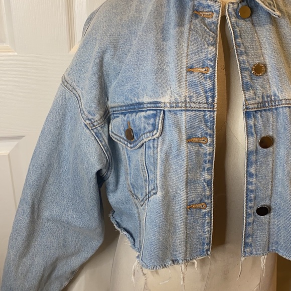 LIKENEW Zara lightwash distressed cropped denim jacket - Picture 2 of 3